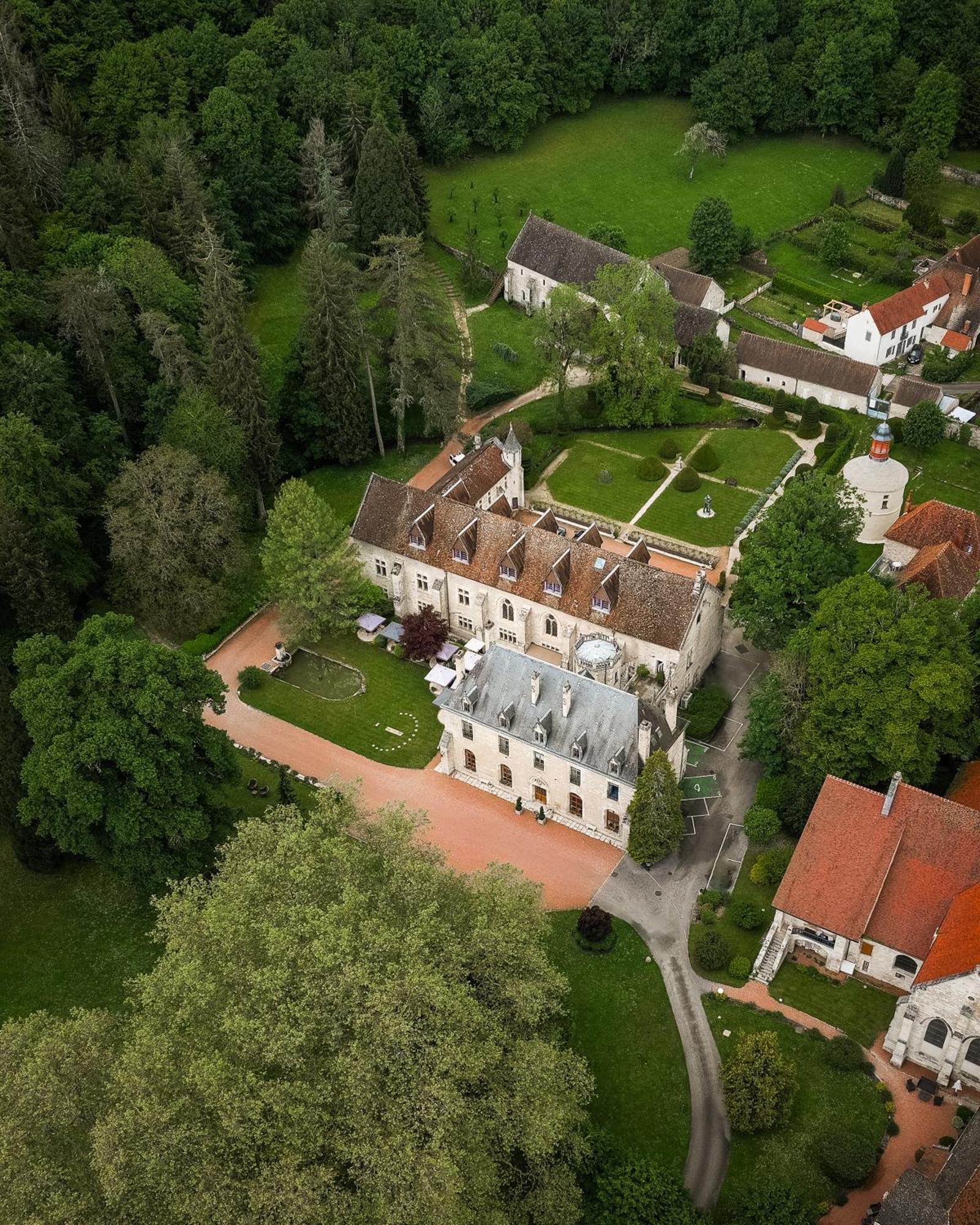 Готель Abbaye De La Bussiere Екстер'єр фото